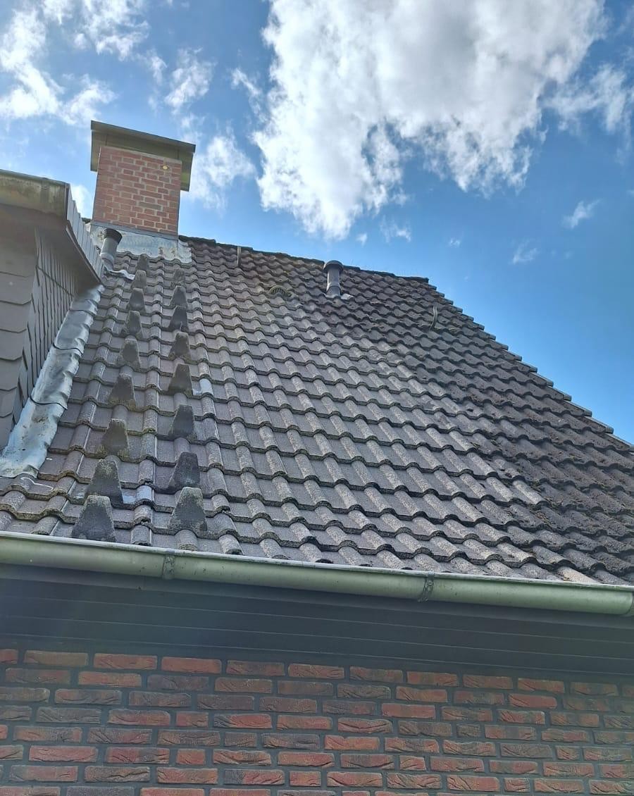 Dachreinigung mit Regenrinnensäuberung durch Hauszeit E&B in Hamburg und Umgebung