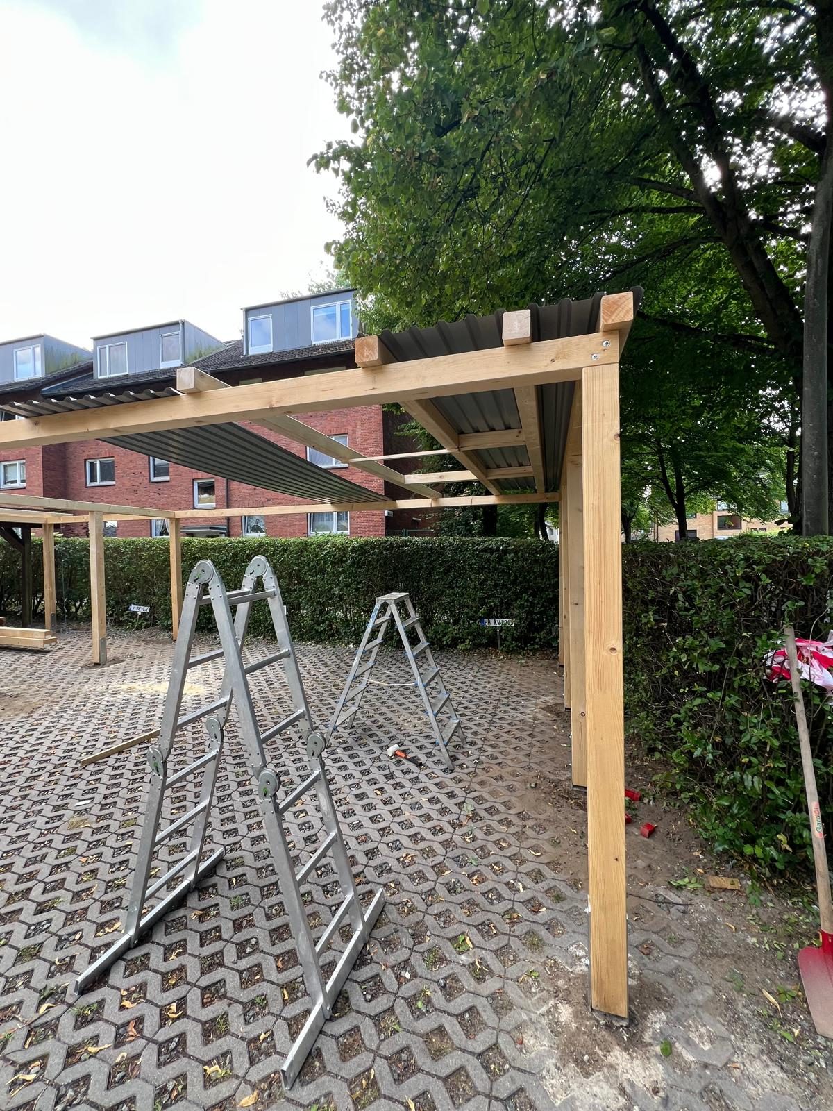 Carport in Hamburg und Umgebung, erste Bahnen der Eindeckung auf den Sparren