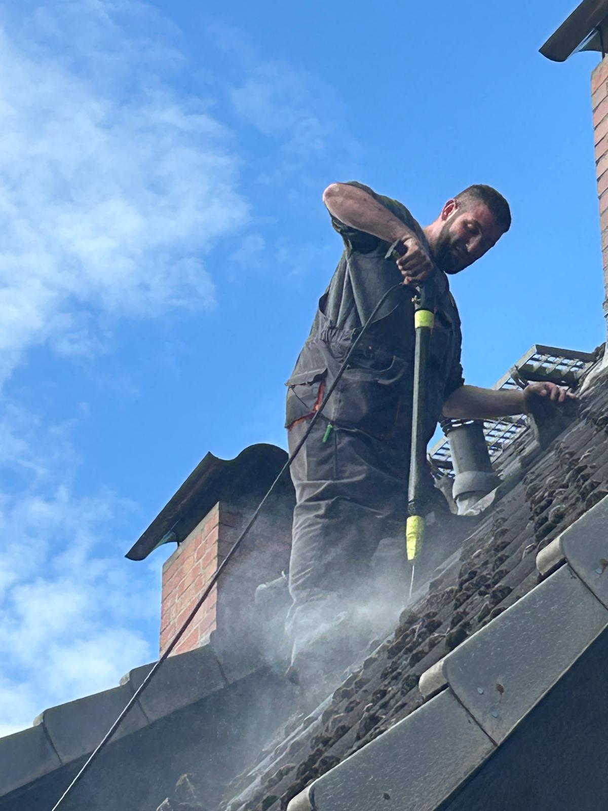 Dachreinigung in Hamburg und Umgebung mit zonen-gerechtem Druck durch Hauszeit E&B