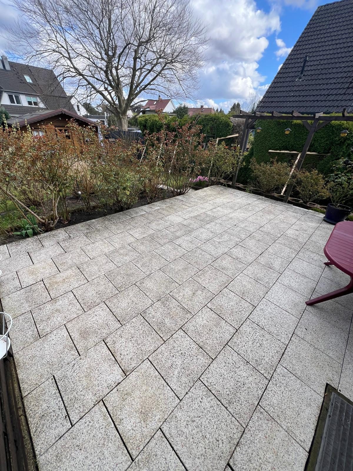 Terrasse nach der Hochdruckreinigung durch Hauszeit E&B in Hamburg und Umgebung