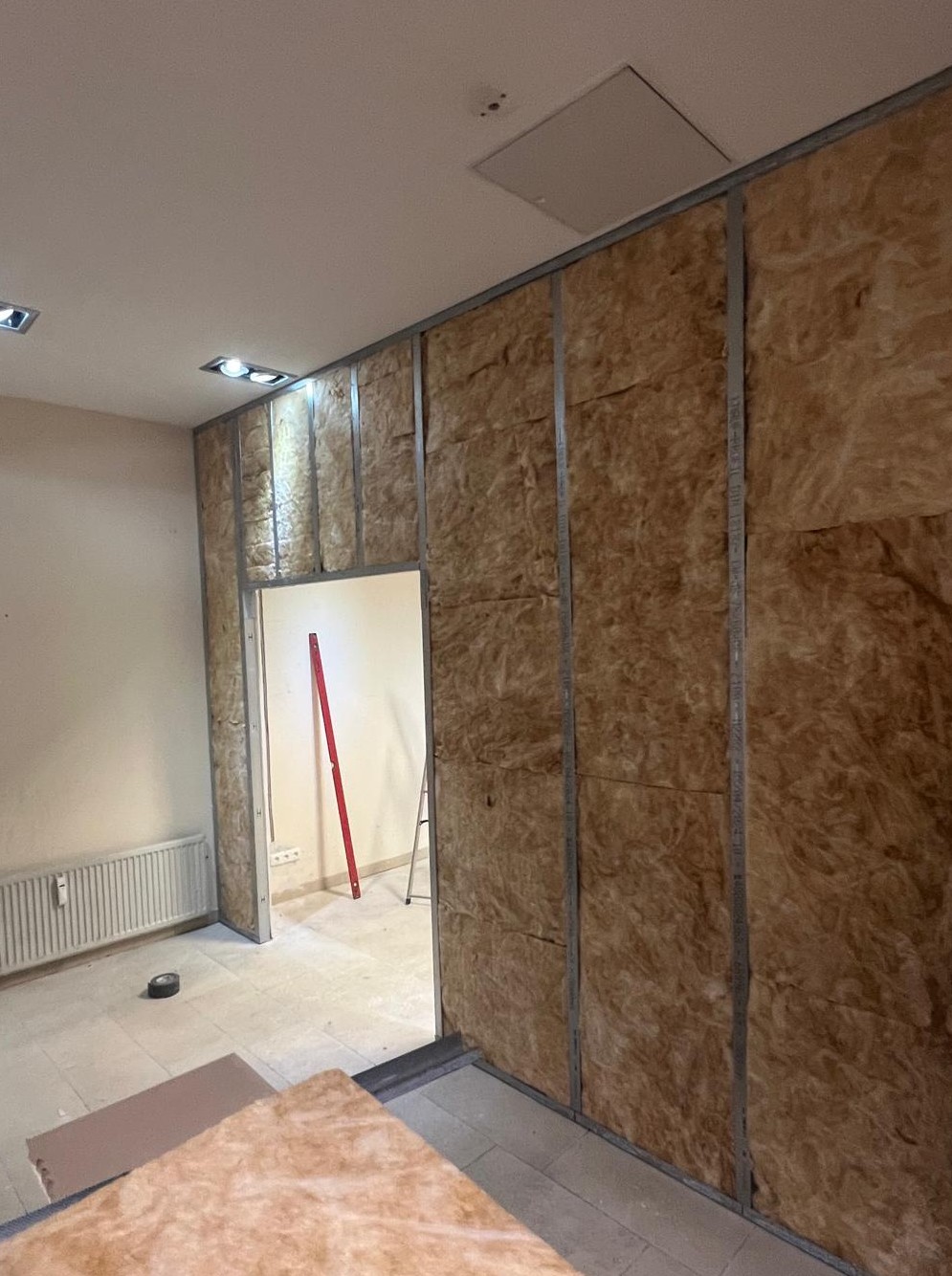 Trockenbau-Wand mit OSB-Beplankung und Mineralwoll-Dämmung in Hamburg und Umgebung