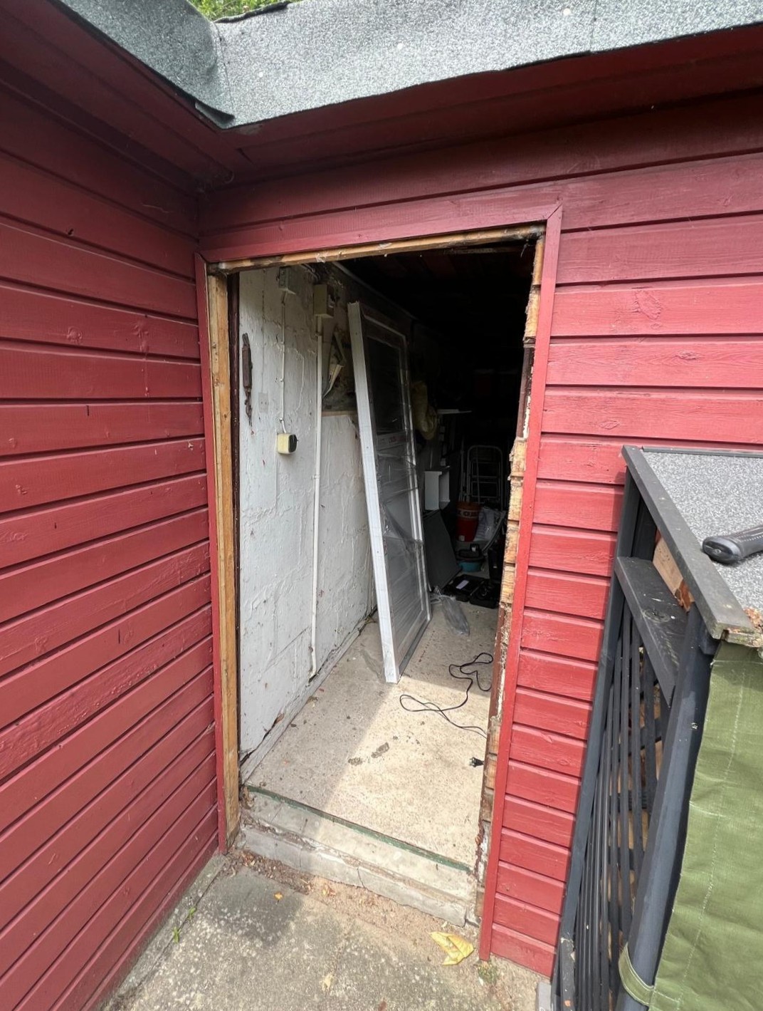 Türmontage in einem Gartenhaus, Außeneinsatz durch Hauszeit E&B in Hamburg und Umgebung